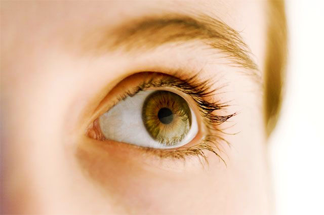 Катаракта способствует ухудшению зрения и может привести к полной его потере