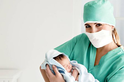 акушер-гинеколог с ребенком