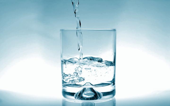 Что говорит наука о норме "двух литров воды в день"