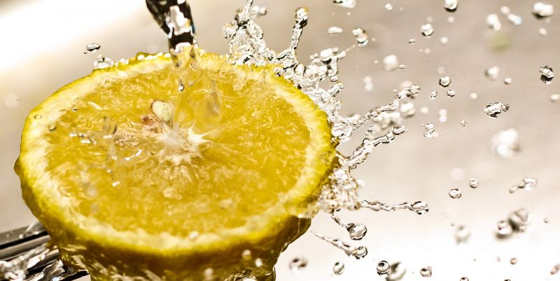 Приготовить лимонную воду, пить по утрам, лимон, польза, сок, лишний вес, витамин С